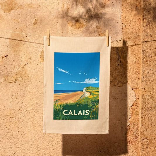 Torchon souvenir de la ville de Calais avec une illustration stylisée de son littoral.
