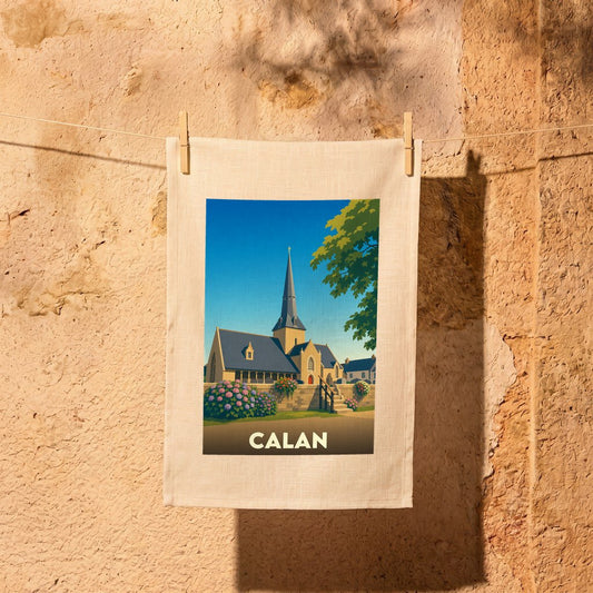 Torchon souvenir de la ville de Calan illustré d'un dessin stylisé de son église et de fleurs colorées.