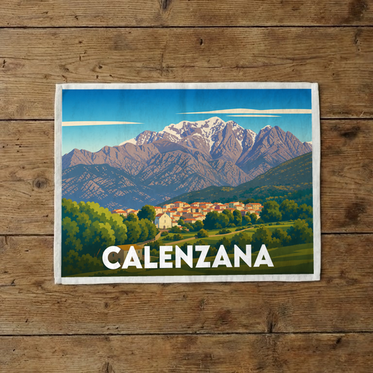 Torchon souvenir de la ville de Calenzana avec une illustration stylisée de son paysage montagneux.