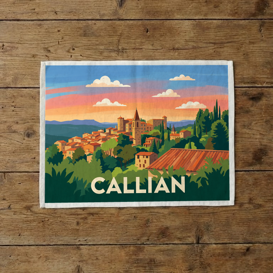 Torchon souvenir de la ville de Callian avec une illustration stylisée du village au coucher du soleil.