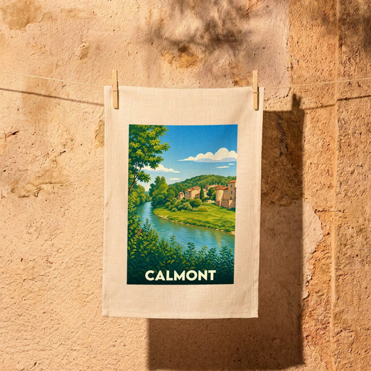 Torchon souvenir de la ville de Calmont avec une illustration stylisée d'un paysage de rivière et de village.