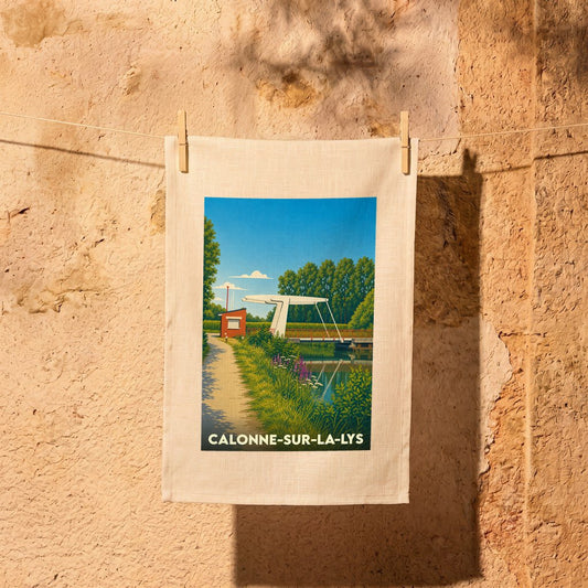 Torchon souvenir de la ville de Calonne-sur-la-Lys avec une illustration stylisée d'un pont levant sur un canal.