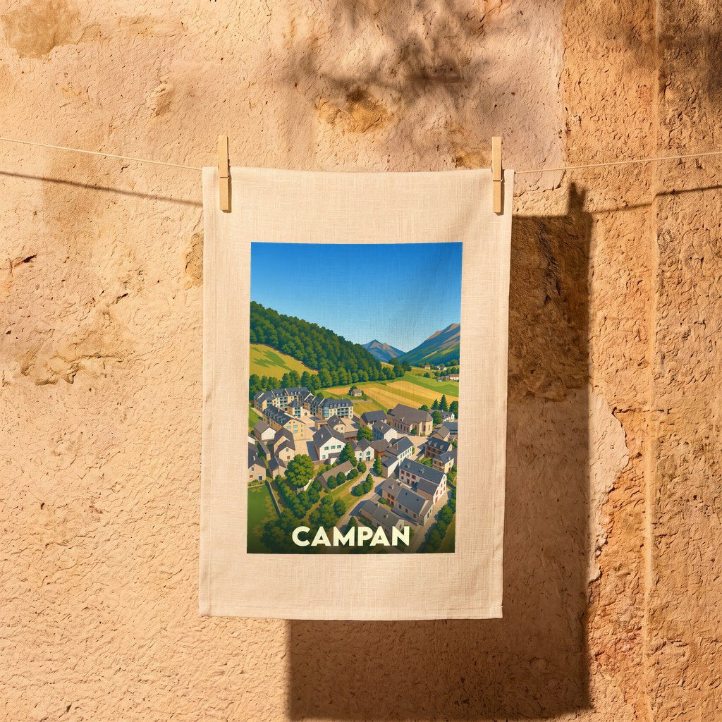 Torchon souvenir de la ville de Campan avec une illustration stylisée de ses maisons et montagnes.