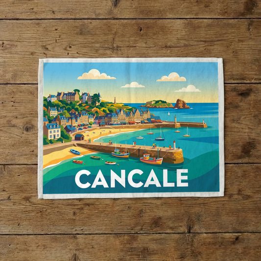 Torchon souvenir de la ville de Cancale avec une illustration stylisée de son port et de son littoral.