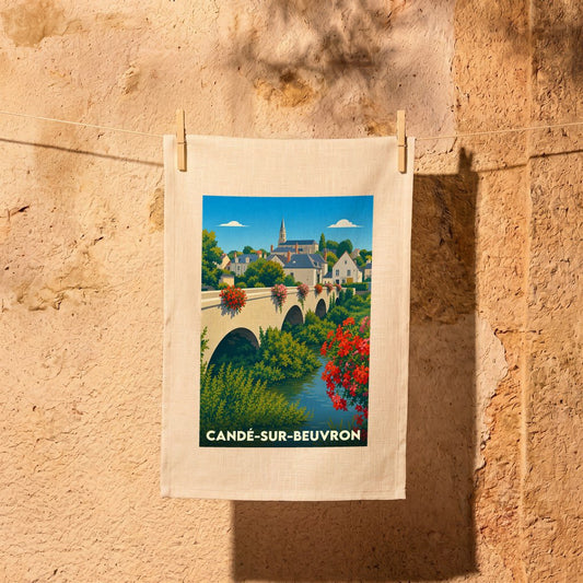 Torchon souvenir de la ville de Candé-sur-Beuvron avec une illustration stylisée de son pont fleuri.