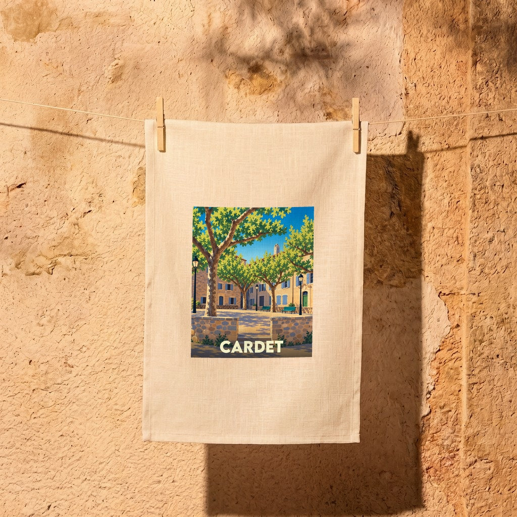 Torchon de cuisine souvenir de la ville de Cardet illustré par une place de village ensoleillée.