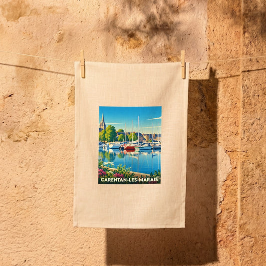Torchon souvenir de la ville de Carentan-les-Marais orné d'une illustration stylisée de son port de plaisance.