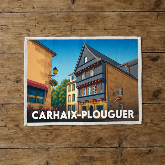 Torchon souvenir de la ville de Carhaix-Plouguer avec une illustration stylisée d'une maison à colombages.