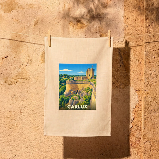Torchon souvenir de la ville de Carlux avec une illustration stylisée de son château médiéval.