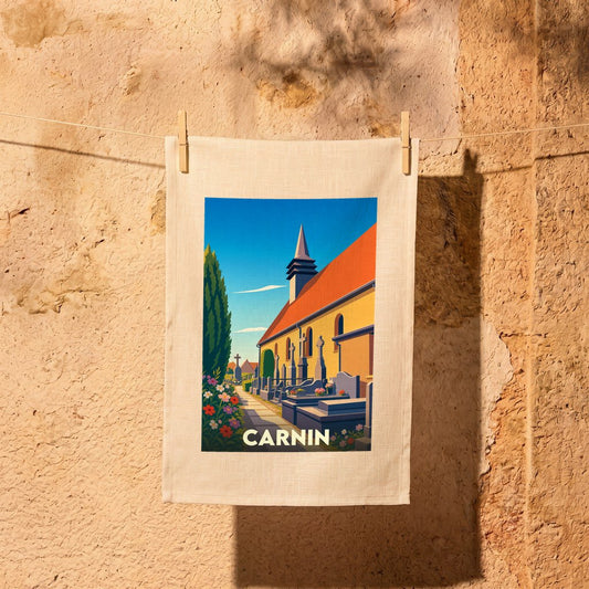 Torchon souvenir de la ville de Carnin avec une illustration stylisée de son église et de son cimetière.
