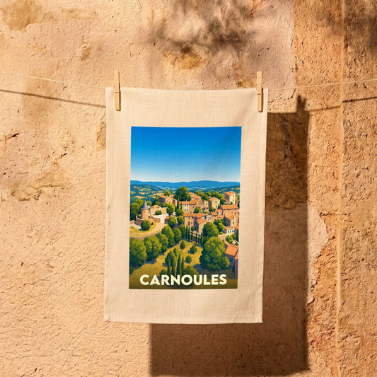 Torchon souvenir de la ville de Carnoules avec une illustration stylisée d'un paysage provençal.