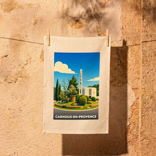 Torchon souvenir de la ville de Carnoux-en-Provence avec une illustration stylisée de son église et de son clocher.