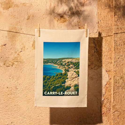 Torchon souvenir de la ville de Carry-le-Rouet avec une illustration stylisée du littoral méditerranéen.