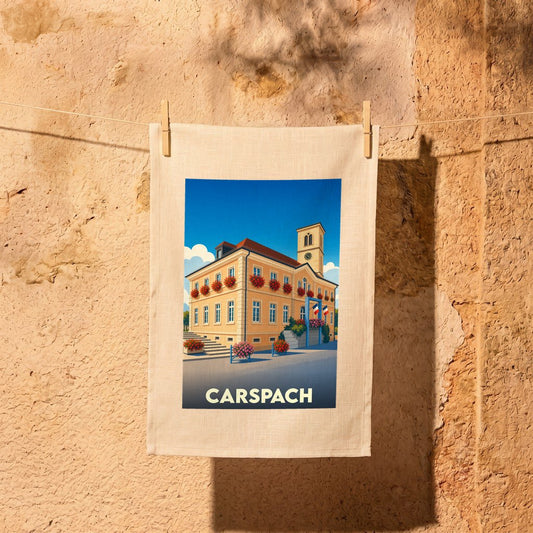 Torchon souvenir de la ville de Carspach avec une illustration stylisée de sa mairie.