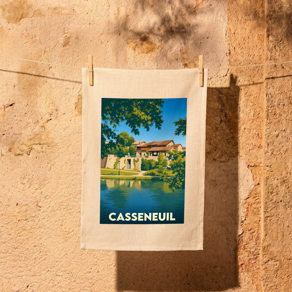 Torchon souvenir de la ville de Casseneuil avec une illustration stylisée d'un paysage au bord de l'eau.