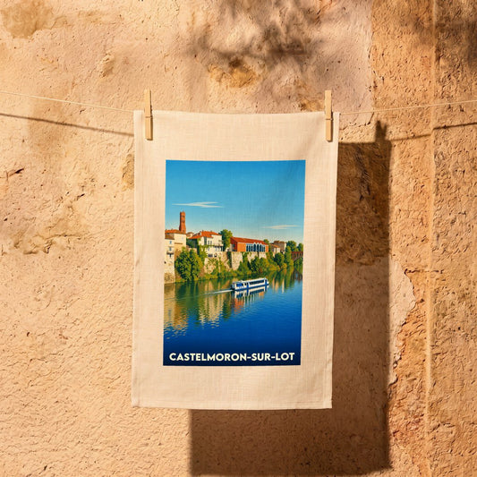 Torchon souvenir de la ville de Castelmoron-sur-Lot avec une illustration stylisée des bords du Lot.