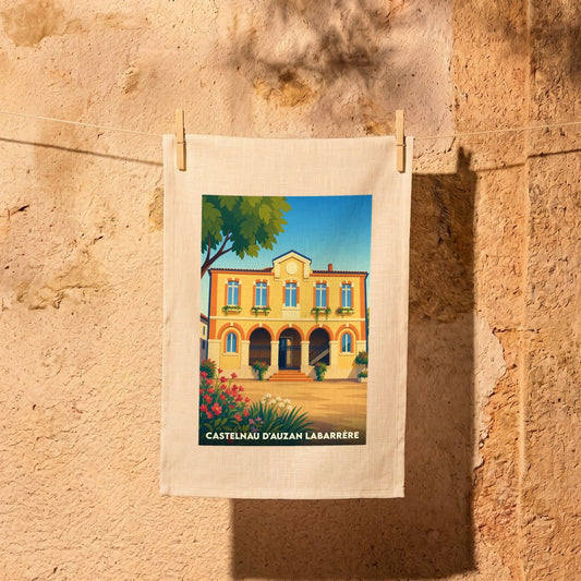 Torchon souvenir de la ville de Castelnau d’Auzan Labarrère avec une illustration stylisée de sa mairie.