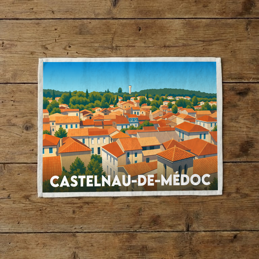 Torchon souvenir de Castelnau-de-Médoc avec une illustration stylisée des toits de la ville.