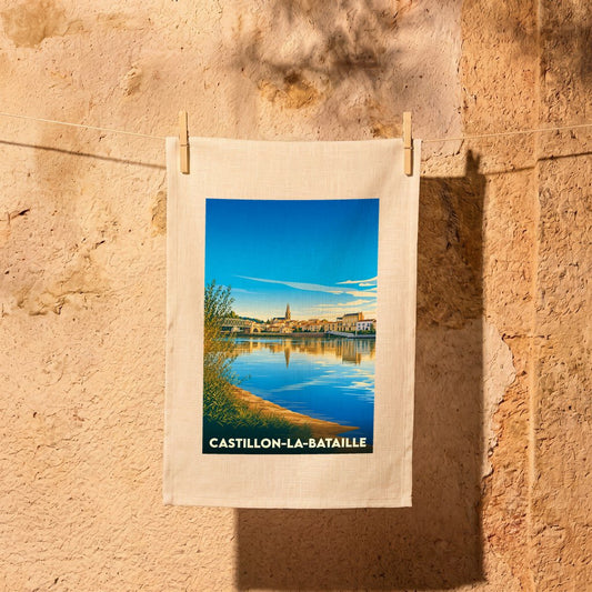 Torchon souvenir de la ville de Castillon-la-Bataille avec une illustration stylisée d'un paysage fluvial.