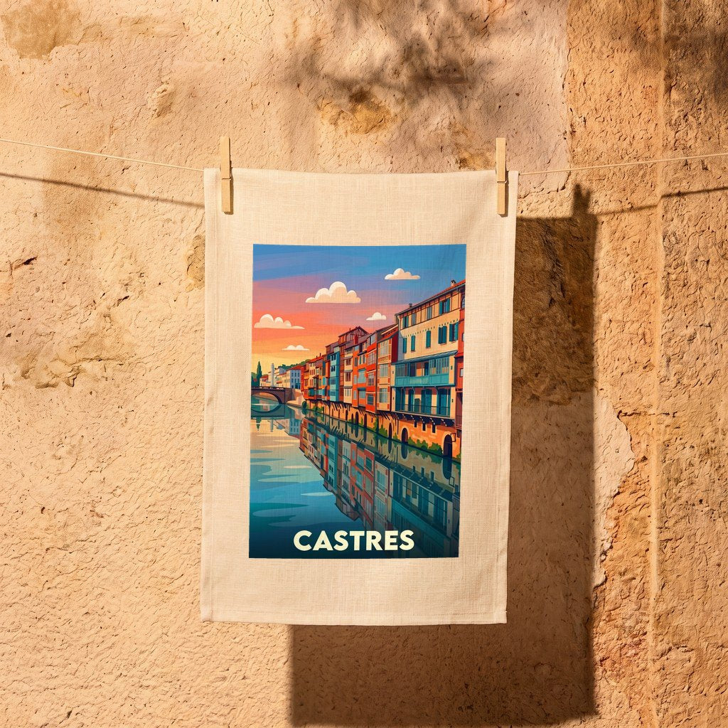 Torchon souvenir de la ville de Castres avec une illustration stylisée de ses maisons colorées au bord de l'eau.