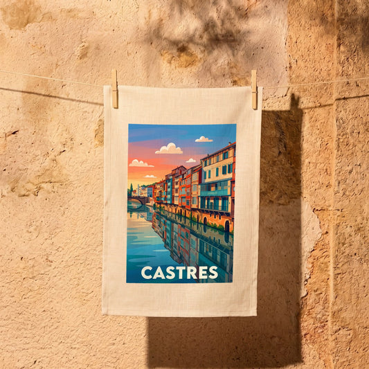 Torchon souvenir de la ville de Castres avec une illustration stylisée de ses maisons colorées au bord de l'eau.
