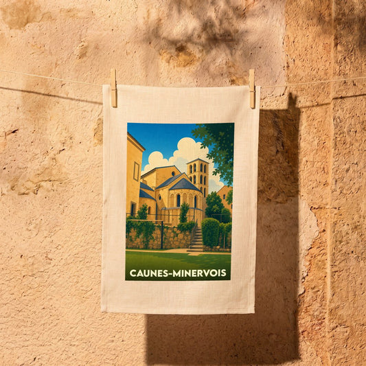 Torchon de cuisine souvenir de Caunes-Minervois avec une illustration stylisée de son abbaye.
