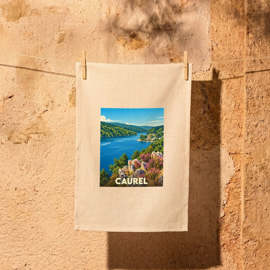 Torchon souvenir de la ville de Caurel avec une illustration stylisée d'un paysage de lac et de collines.
