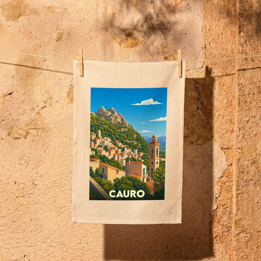 Torchon souvenir de la ville de Cauro avec une illustration stylisée d'un village corse en montagne.