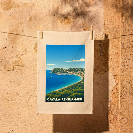 Torchon souvenir de la ville de Cavalaire-sur-Mer avec une illustration stylisée de sa baie.