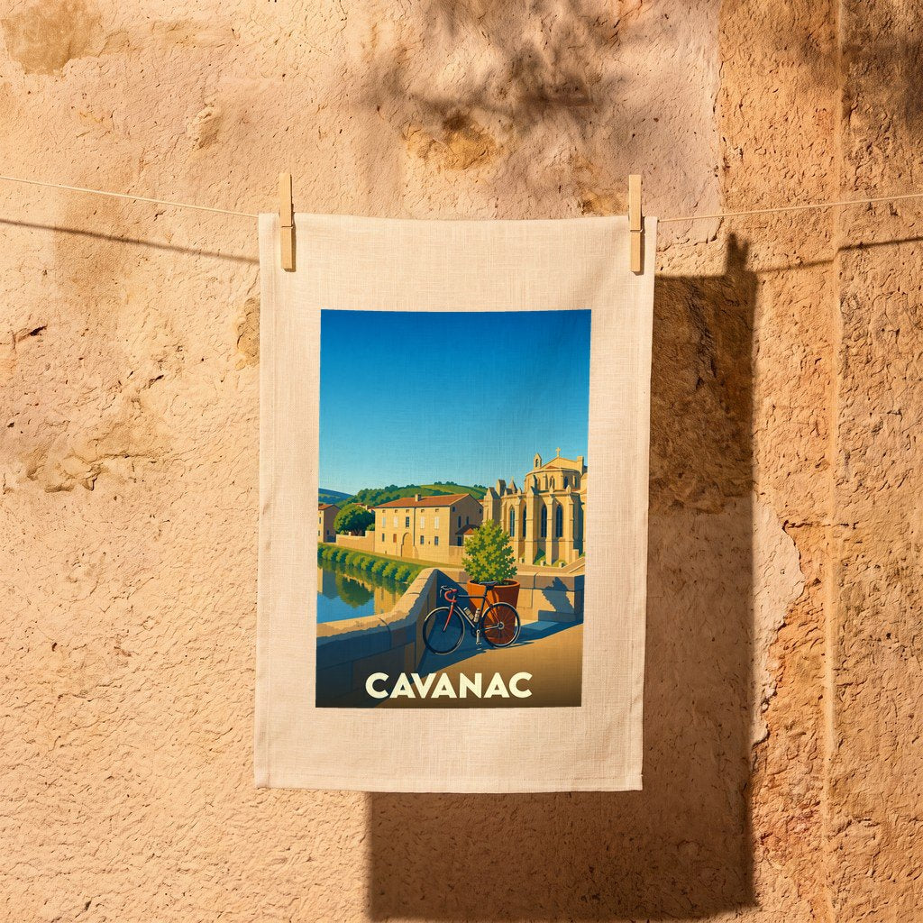Torchon souvenir de la ville de Cavanac illustré d'une scène stylisée représentant un pont, un vélo et l'abbaye locale.