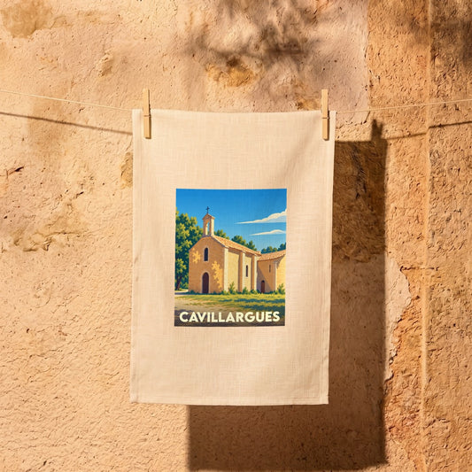Torchon souvenir de la ville de Cavillargues illustré d'une chapelle ensoleillée dans un style vintage.