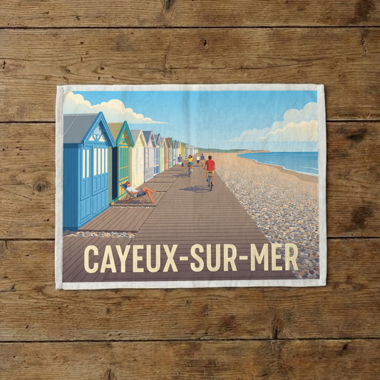 Torchon souvenir de la ville de Cayeux-sur-Mer avec une illustration stylisée de sa promenade et de ses cabines de plage colorées.