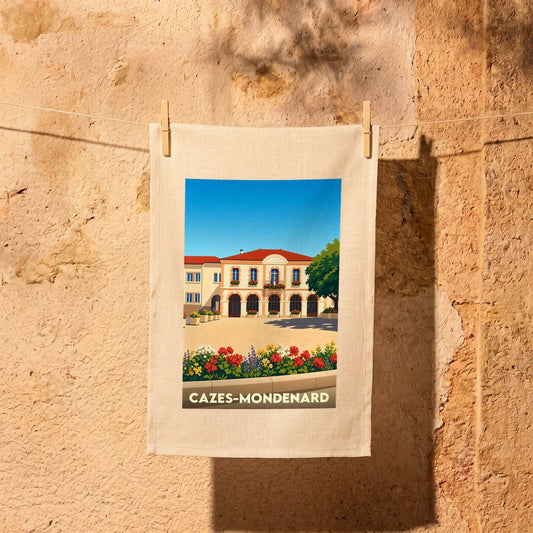 Torchon souvenir de la ville de Cazes-Mondenard avec une illustration stylisée de sa mairie fleurie.