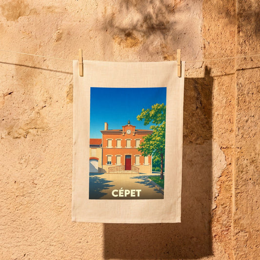 Torchon souvenir de la ville de Cépet orné d'une illustration stylisée de sa mairie.