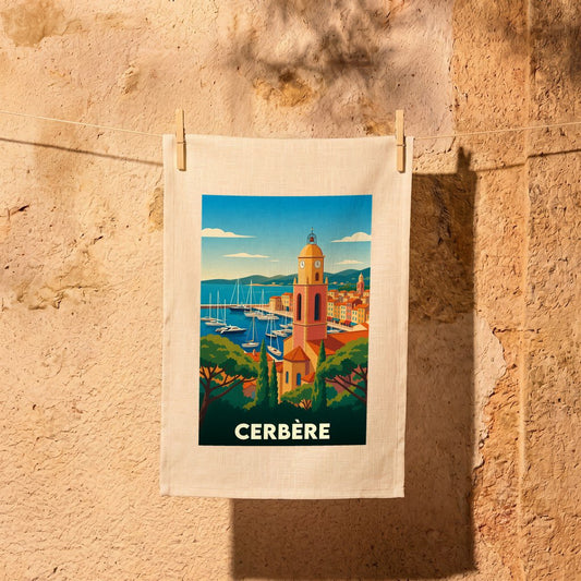 Torchon souvenir de la ville de Cerbère avec une illustration stylisée de son port et de son clocher.