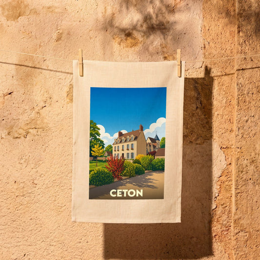 Torchon souvenir de la ville de Ceton avec une illustration stylisée d'une maison de campagne.