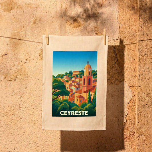 Torchon souvenir de la ville de Ceyreste avec une illustration stylisée et colorée de ses maisons et de son clocher.