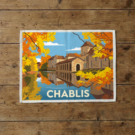 Torchon souvenir de la ville de Chablis avec une illustration stylisée de son architecture se reflétant dans l'eau.