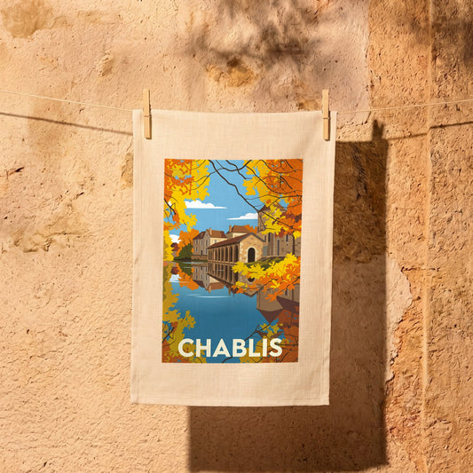 Torchon souvenir de la ville de Chablis avec une illustration stylisée de son architecture se reflétant dans l'eau.