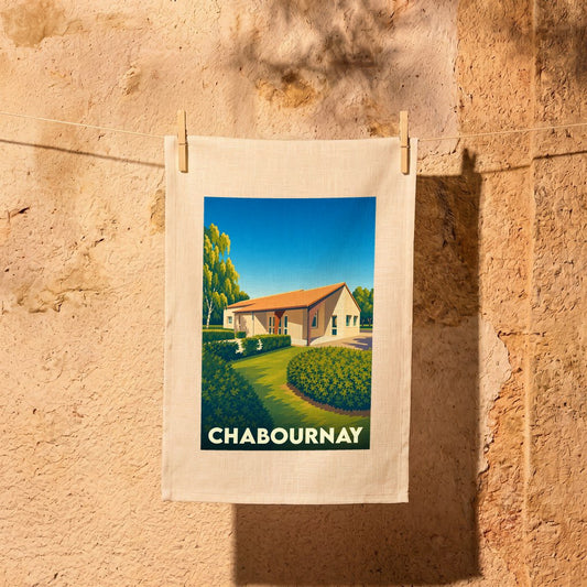 Torchon souvenir de la ville de Chabournay avec une illustration stylisée d'une maison entourée de verdure.