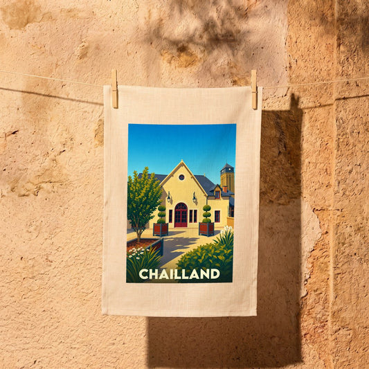 Torchon souvenir de la ville de Chailland avec une illustration stylisée et colorée de son architecture.