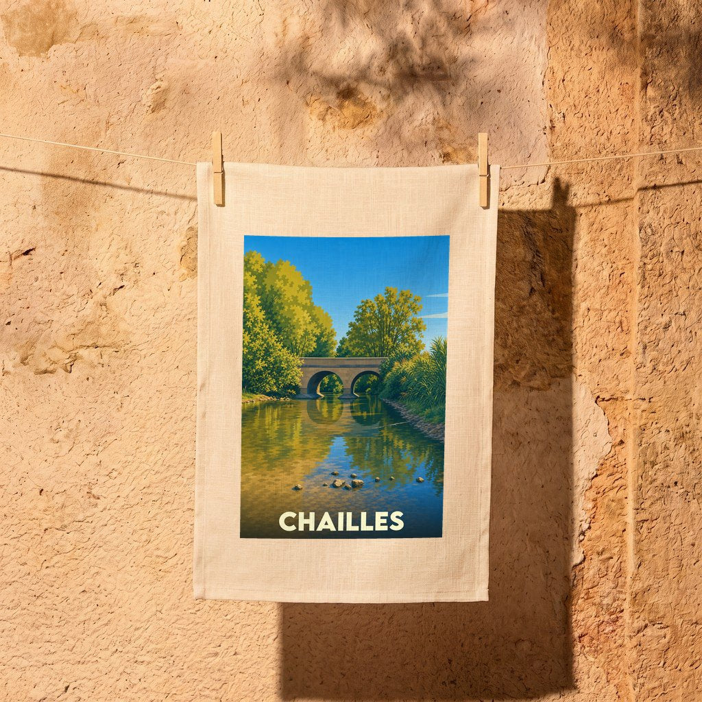 Torchon souvenir de la ville de Chailles avec une illustration stylisée d'un pont au bord de l'eau.