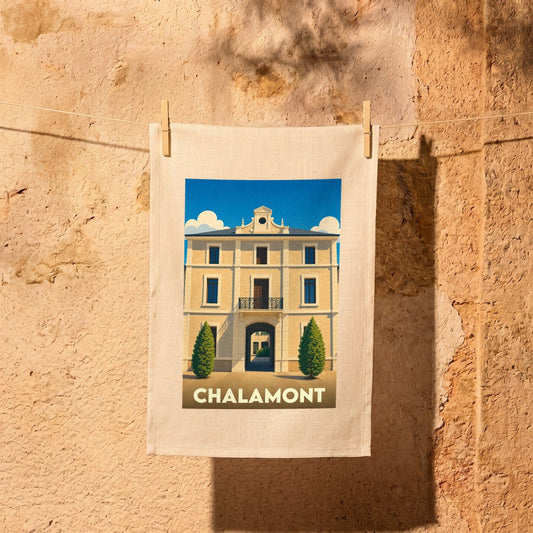 Torchon souvenir de la ville de Chalamont avec une illustration stylisée d'un bâtiment historique.