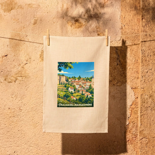 Torchon souvenir de la ville de Chalmazel-Jeansagnière avec une illustration stylisée d'un village de montagne.