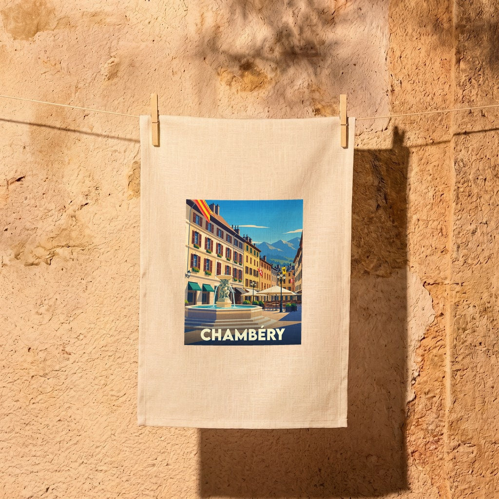 Torchon souvenir de la ville de Chambéry avec une illustration colorée de sa fontaine emblématique et de ses façades.