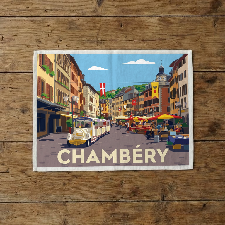 Torchon souvenir de la ville de Chambéry avec une illustration stylisée d'une rue animée.
