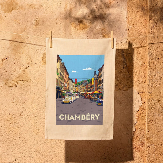 Torchon souvenir de la ville de Chambéry avec une illustration stylisée d'une rue animée.