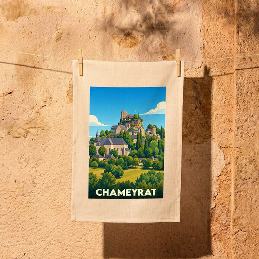 Torchon souvenir de la ville de Chameyrat avec une illustration stylisée d'un village médiéval perché.