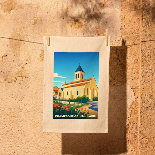 Torchon souvenir de Champagné-Saint-Hilaire avec une illustration stylisée de son église sous un ciel bleu.