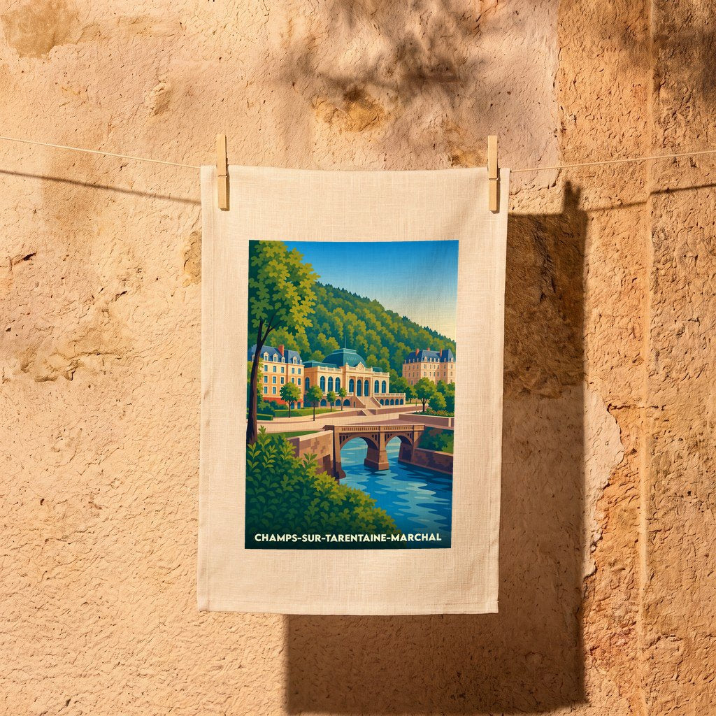 Torchon souvenir de la ville de Champs-sur-Tarentaine-Marchal avec une illustration stylisée.